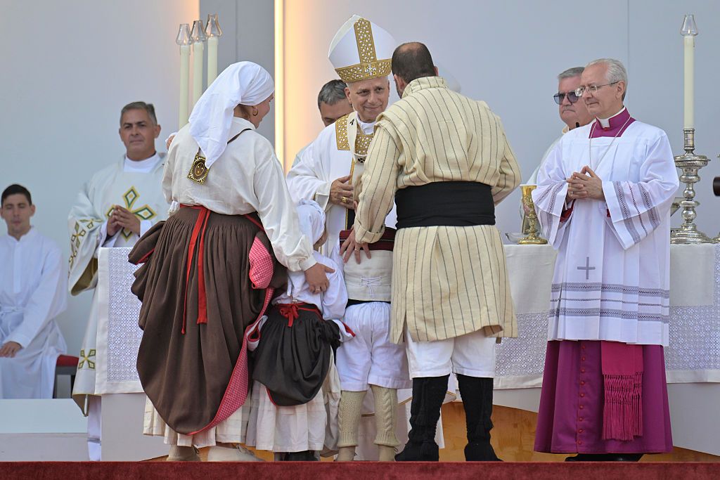 Familia canaria ataviada con el traje típico regional