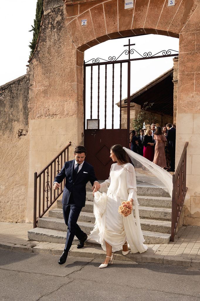 El vestido de novia de Rocío, confeccionado por María Gadea, con zapatos de Flor de Asoka