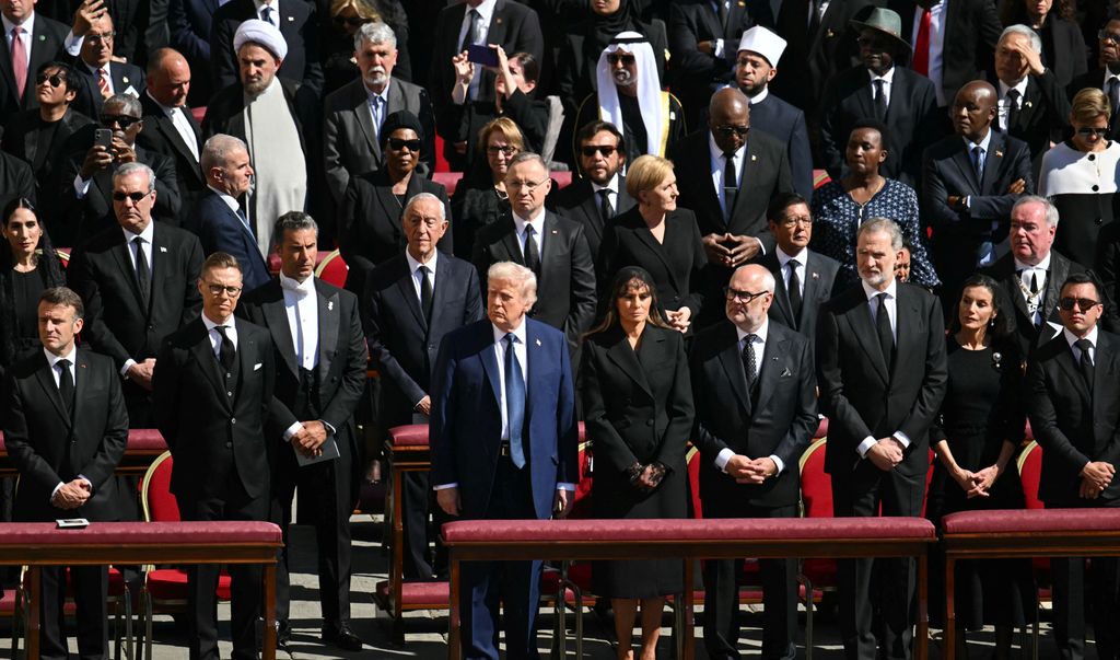 Al centro, el presidente Donald Trump con la primera dama Melania Trump junto a otros líderes como el presidente francés Emmanuel Macron, a la izquierda, además del presidente de Finlandia Alexander Stubb.