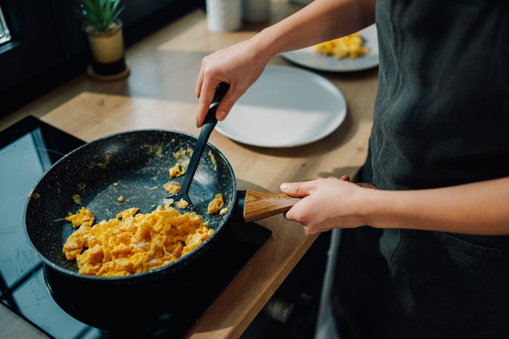 Cocinar huevos revueltos es sencillo, pero la clave está en dejarlos cremosos.