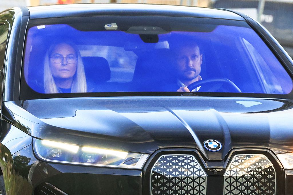 Mette-Marit y Haakon de Noruega llegando al hospital por la tarde