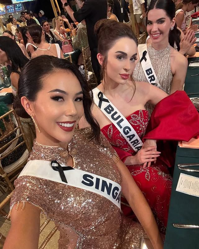 Algunas participantes han llevado en su banda un moño negro