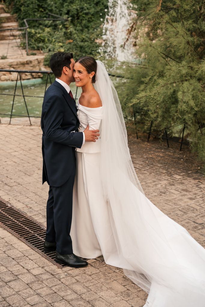 Vestido de novia con botones joya escote Bardot