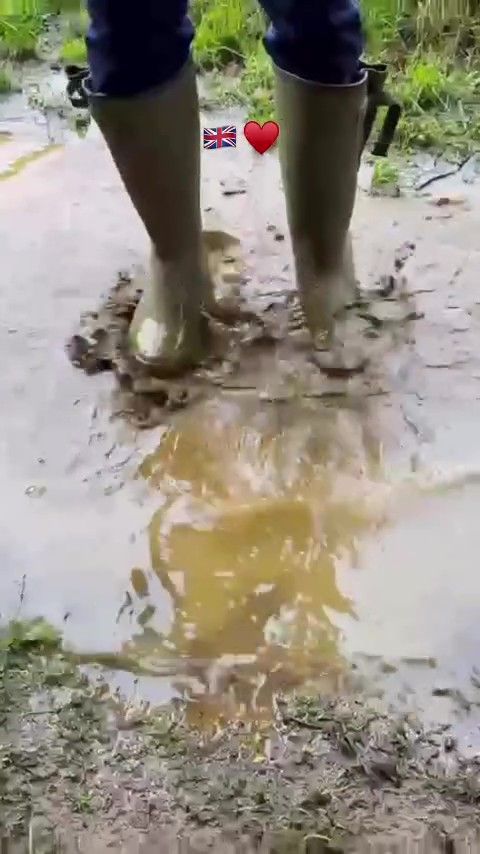 Los niños se divirtieron jugando en los charcos durante sus caminatas en el campo.