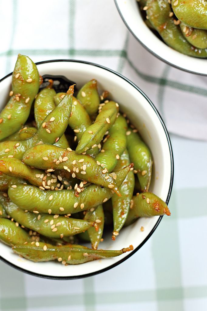 Edamame a la brasa con salsa de sésamo