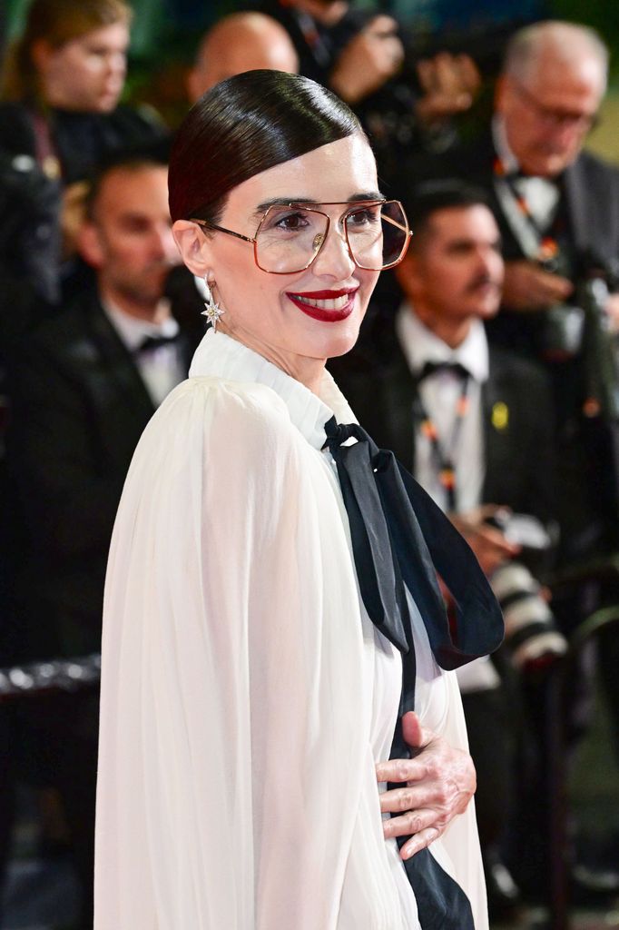 Paz vega en la alfombra roja de Cannes con vestido de Paloma Spain.