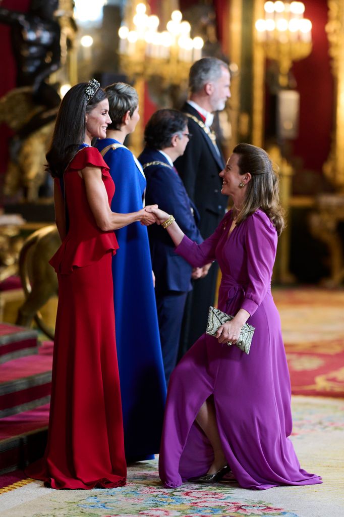 La reina Letizia saluda a María Cristina de Ulloa y Solís-Beaumont, hija de la fallecida Ángela de Solís-Beaumont, en la cena de gala celebrada en el Palacio Real de Madrid con motivo de la visita del presidente de Colombia, Gustavo Petro, y su esposa, Verónica Alcocer, en mayo de 2023