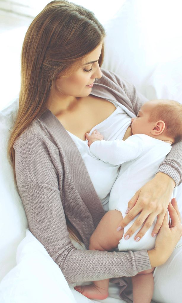 Mamá dando el pecho a su bebé cómodamente