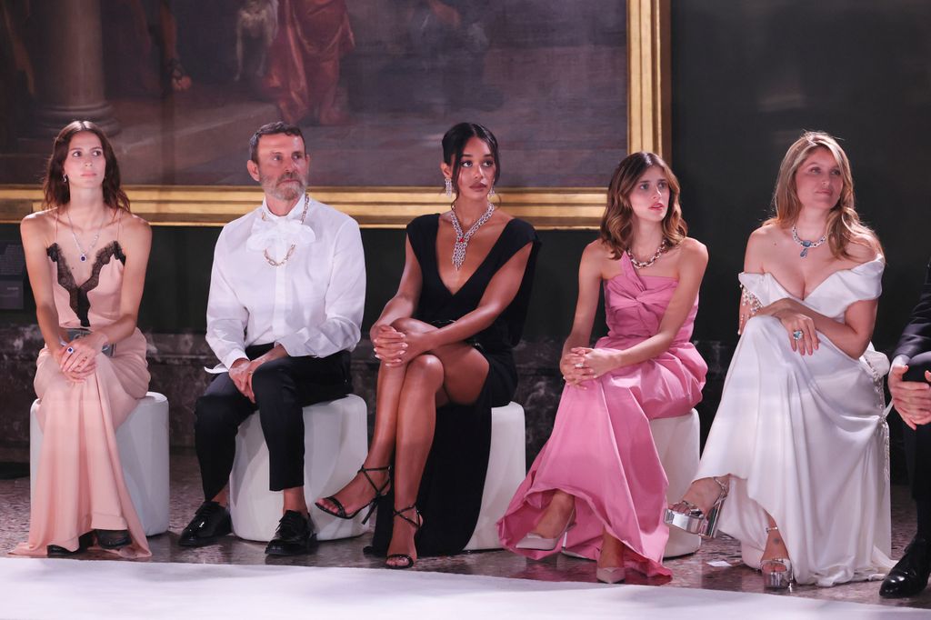 Sentadas en primera fila del desfile podemos ver a la modelo Jeanne Cadieu, el director creativo de la firma, Vicenzo Castaldo: las actrices Laura Harrie y Benedetta Porcaroli, y la supermodelo Laetitia Casta.