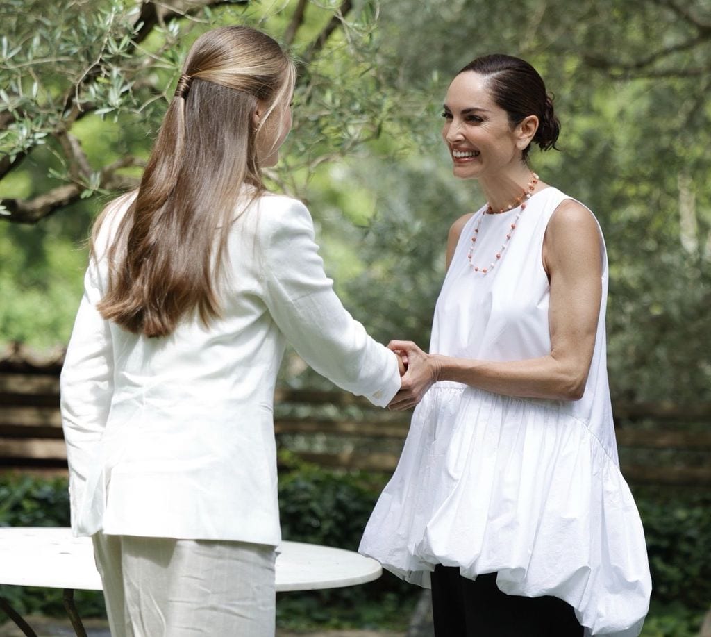 Eugenia Silva en su encuentro con la princesa Leonor y la infanta Sofía en Sant Marti Vell (Girona), el 24 de julio de 2025
