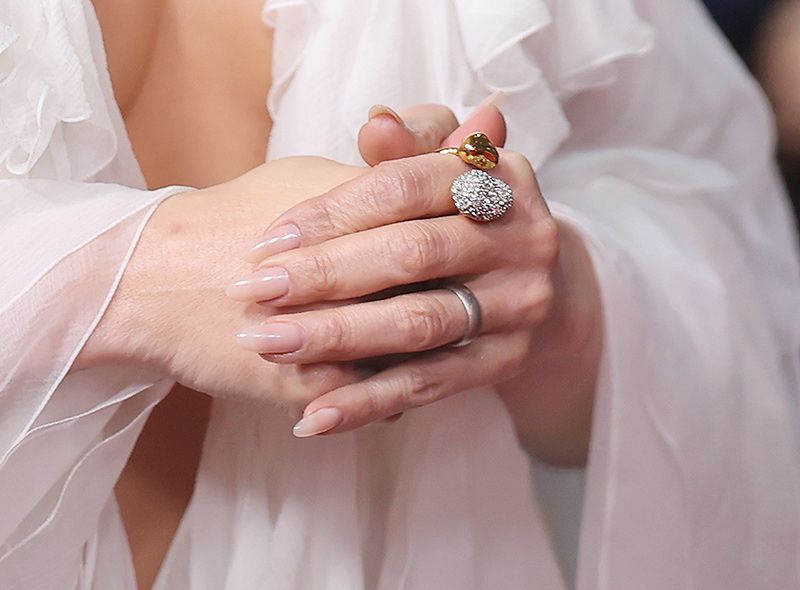 Jennifer Lopez se quita su anillo de compromiso