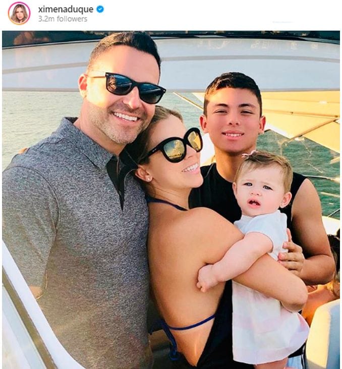Ximena Duque y su esposo con sus hijos