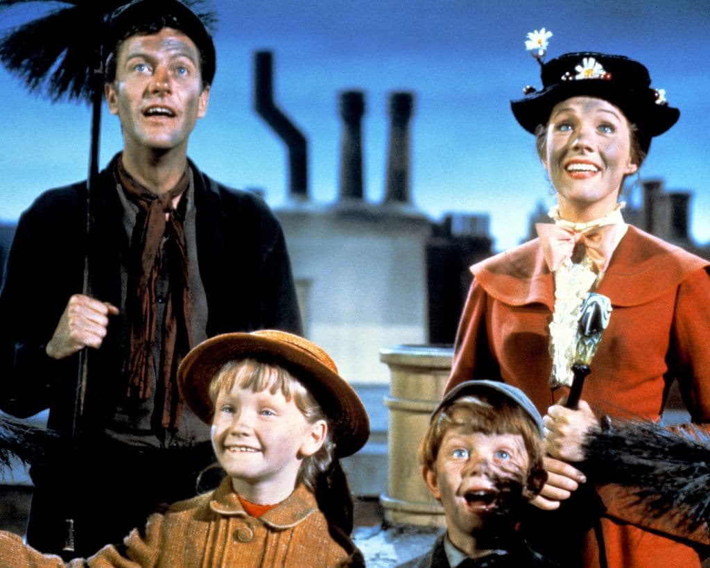 Dick Van Dyke junto a Julie Andrews en Mary Poppins.