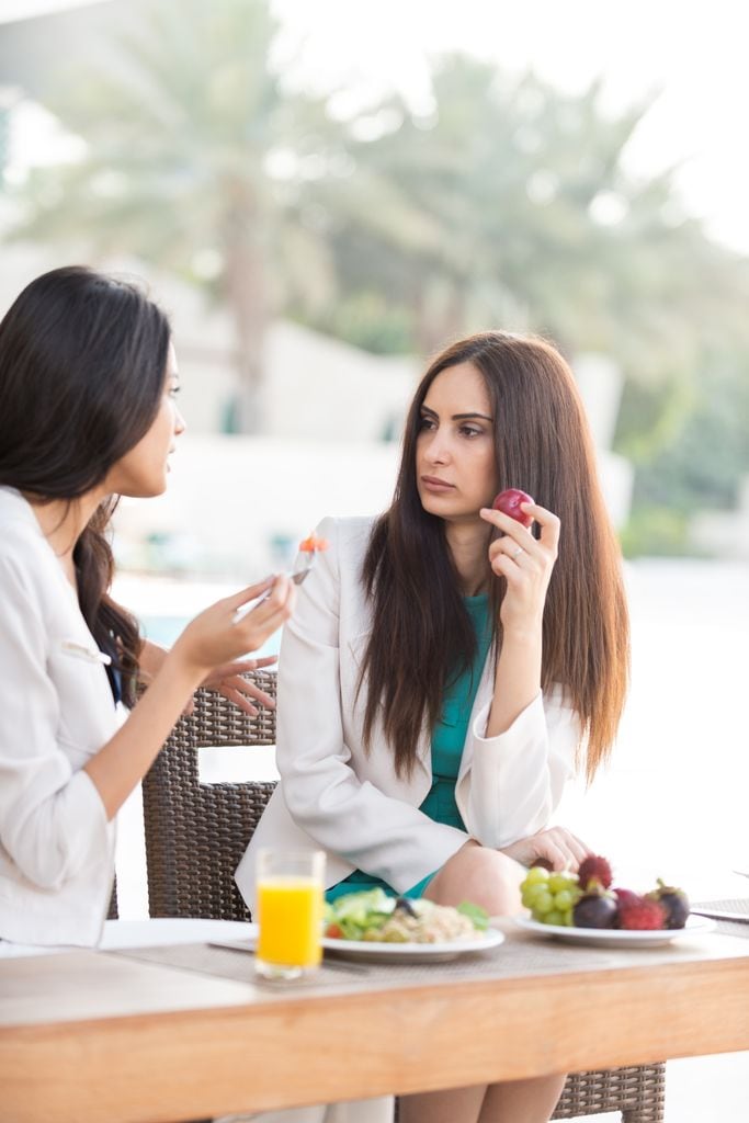 amigas hablando