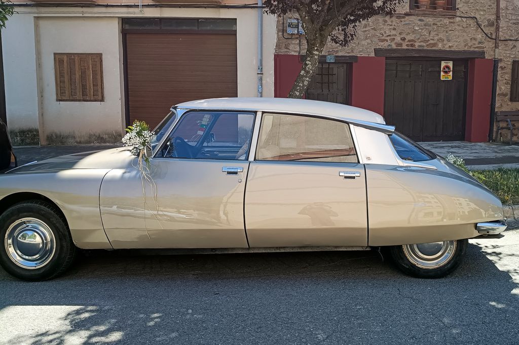 El coche en el que ha llegado la novia con su padre