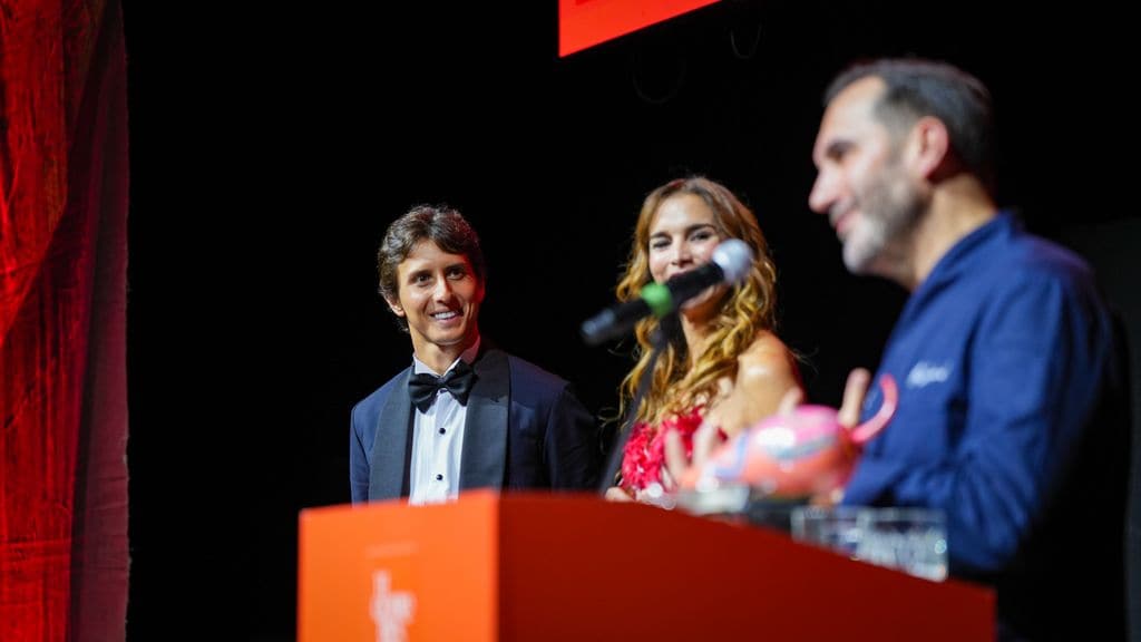 Mario Sandoval con los organizadores de la gala