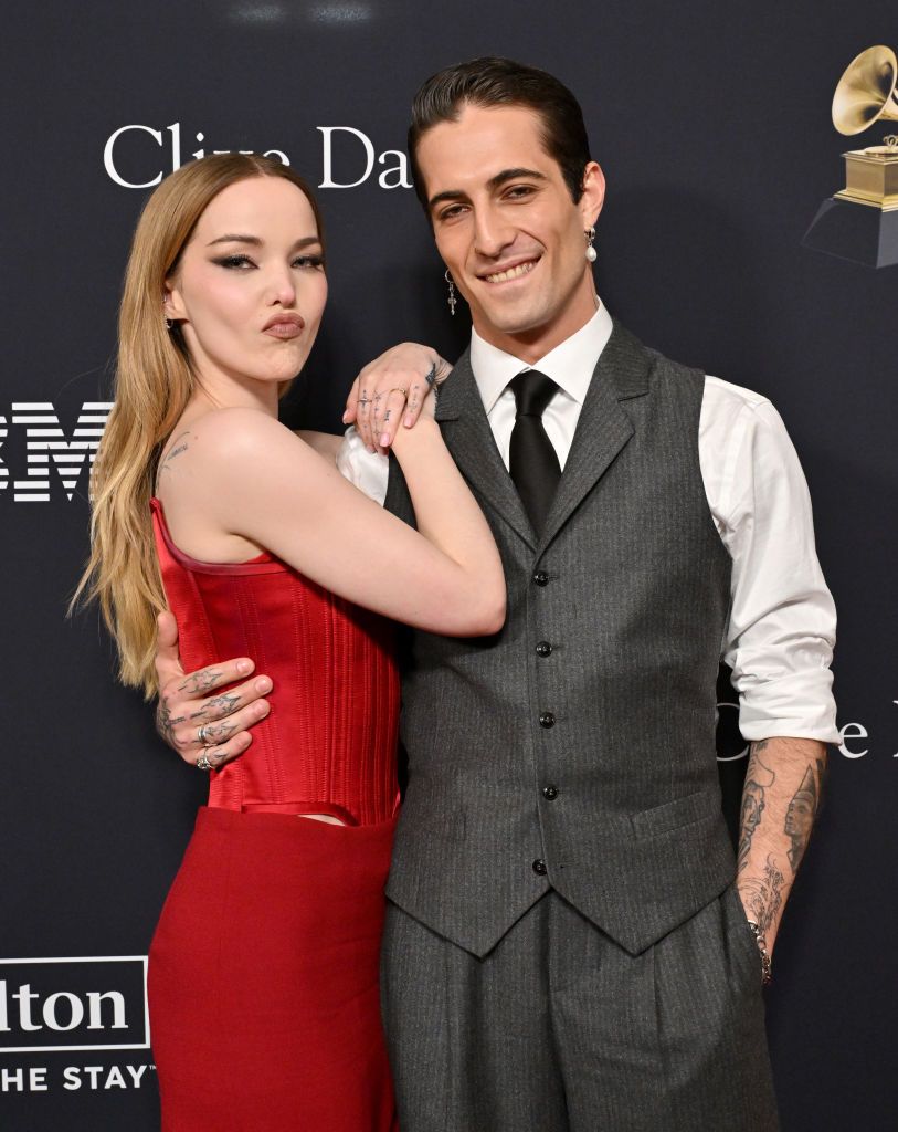 BEVERLY HILLS, CALIFORNIA - FEBRUARY 03: (FOR EDITORIAL USE ONLY) Dove Cameron y Damiano David en los Premios Grammy de 2024