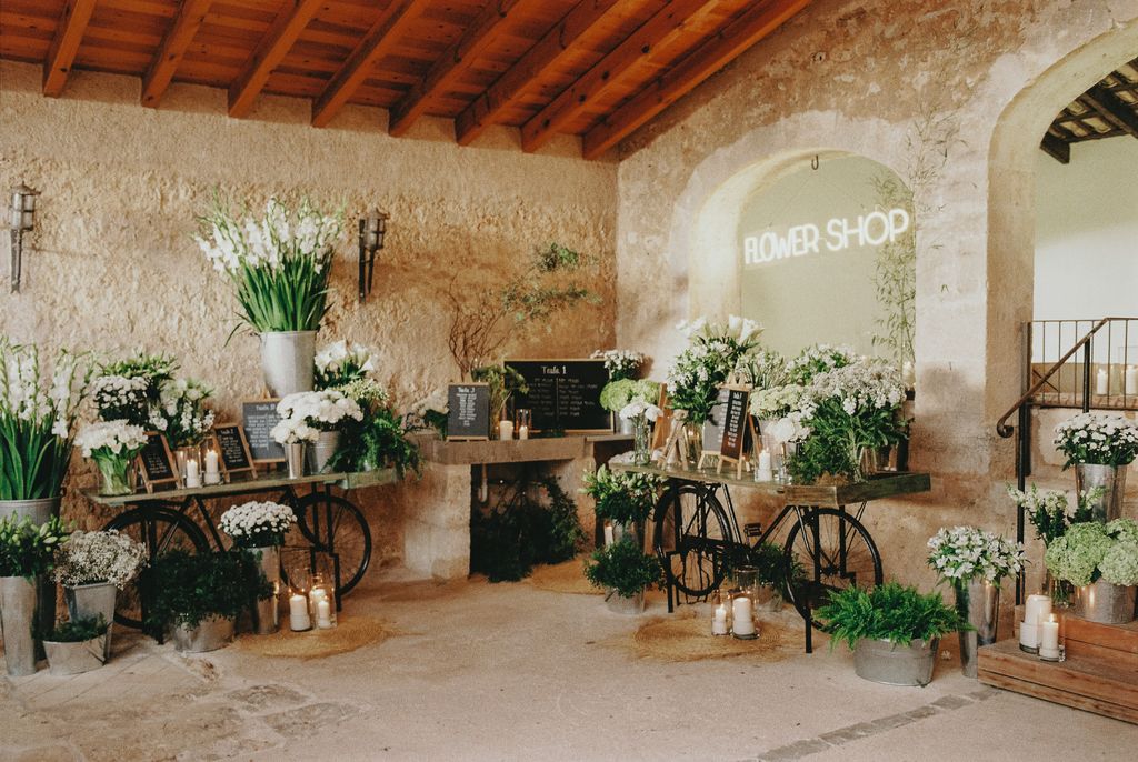 Decoración de boda de una novia con vestido de Navascués