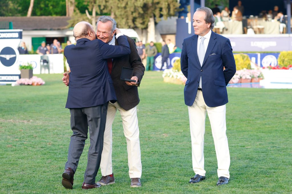 Luis Astolfi, recibiendo la Medalla de Oro de la Real Federación Hípica Española