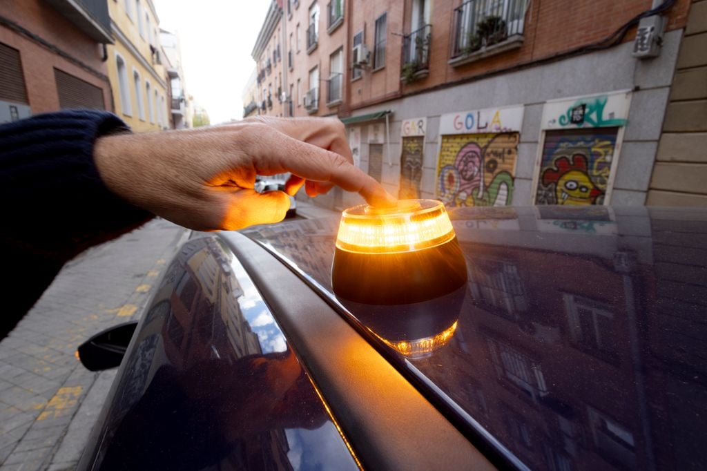 La baliza V16 conectada será el único dispositivo válido a partir de enero de 2026; debe llevar chip GPS, eSIM y aparecer en el listado oficial de la DGT