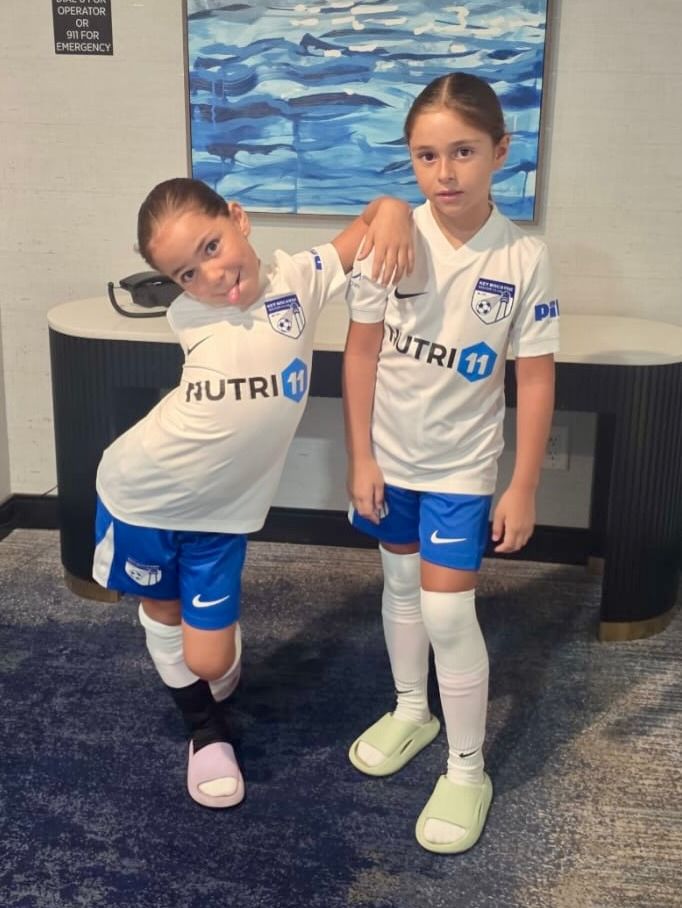 Paula y Emilia, las mellizas de 7 años Jacky Bracamontes y Martín fuentes.