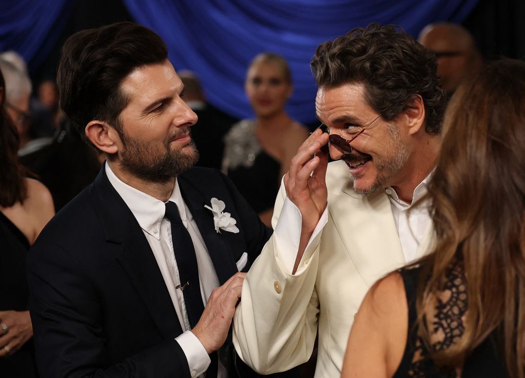 Adam Scott y Pedro Pascal en la alfombra roja de los premios Emmy 2025       