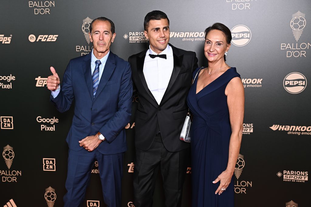 Rodrigo Hernández con sus padres