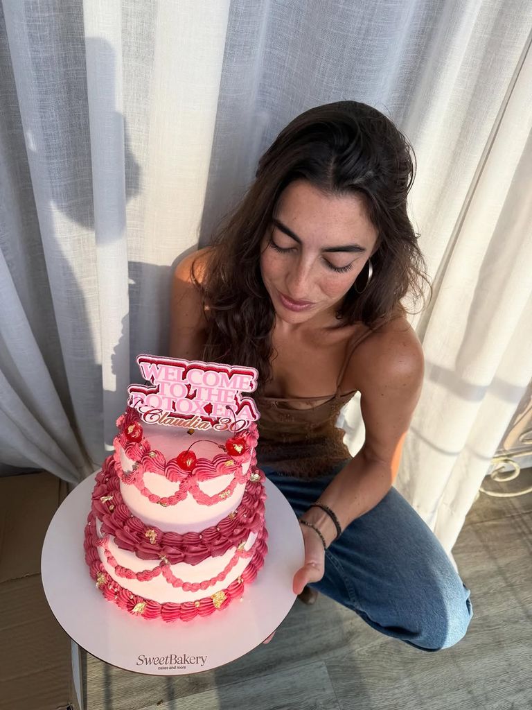 Claudia Ula cumple 30 años y lo celebra con una tarta de lo más original