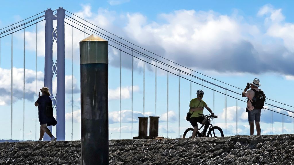A toda vela por Lisboa, puente 25 de abril visto desde el muelle de Bom Sucesso.