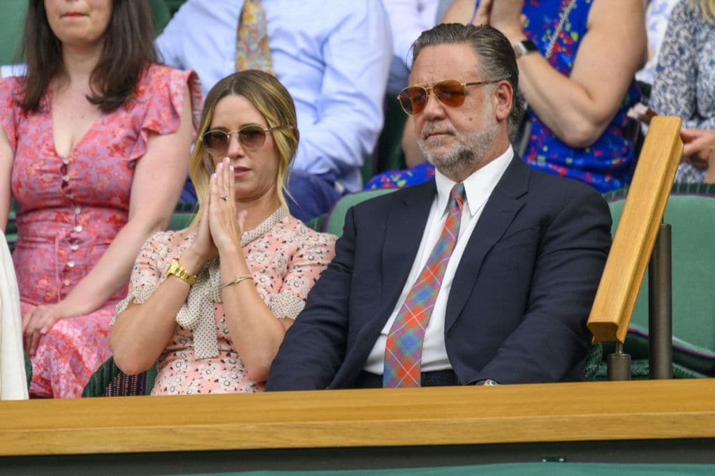 Russell Crowe con su prometida, Britney Theriot, en el Royal Box de Wimbledon en Londres 