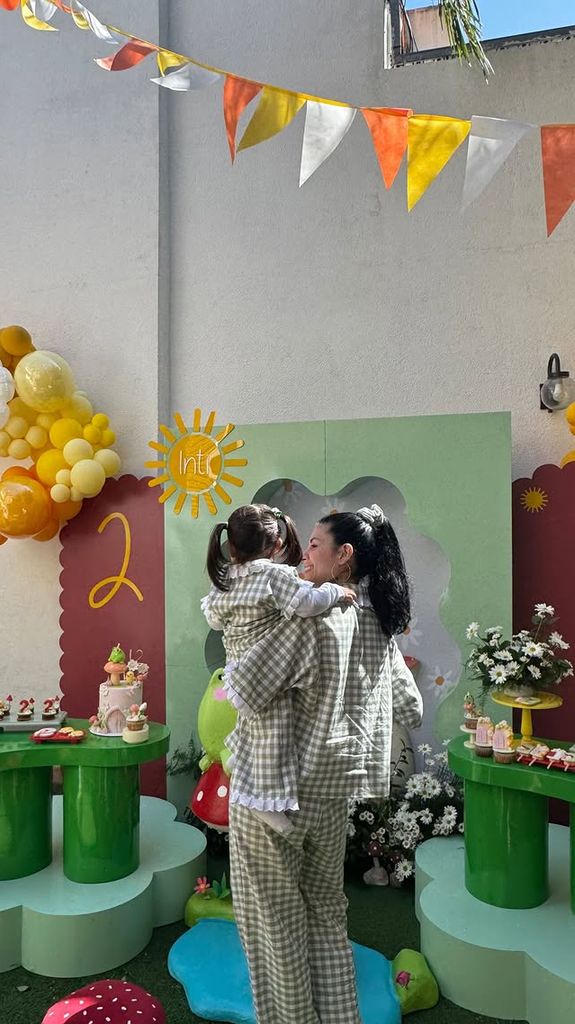 Cazzu se dejó ver de lo más feliz junto a su hija Inti, en plena celebración