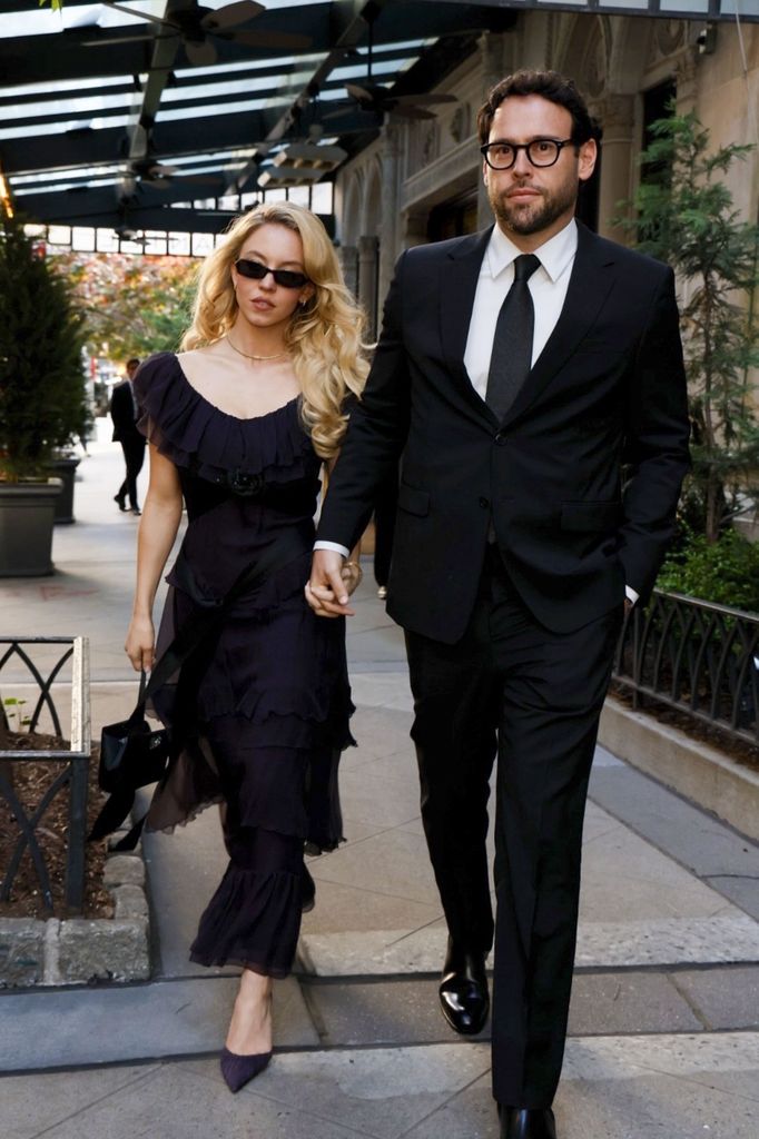 Sydney Sweeney y Scooter Braun tras salir de un evento en Nueva York. 