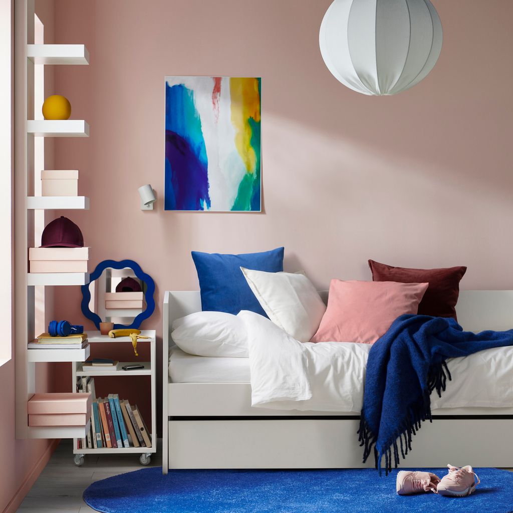 Rosa y toques en azul eléctrico en un dormitorio juvenil moderno