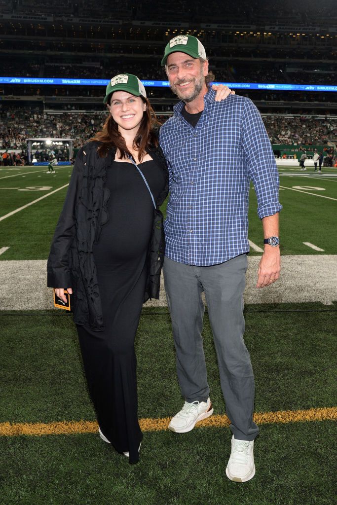 Alexandra Daddario y su marido Andrew Form en un partido de la NFL