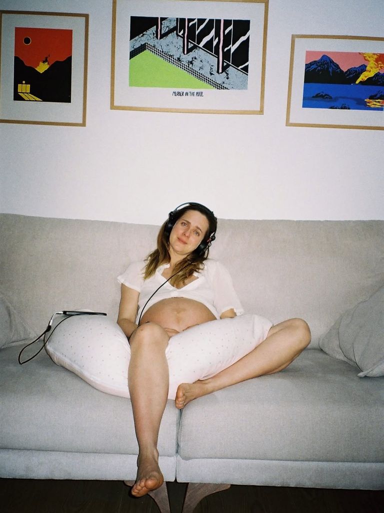 Alba, en casa escuchando música