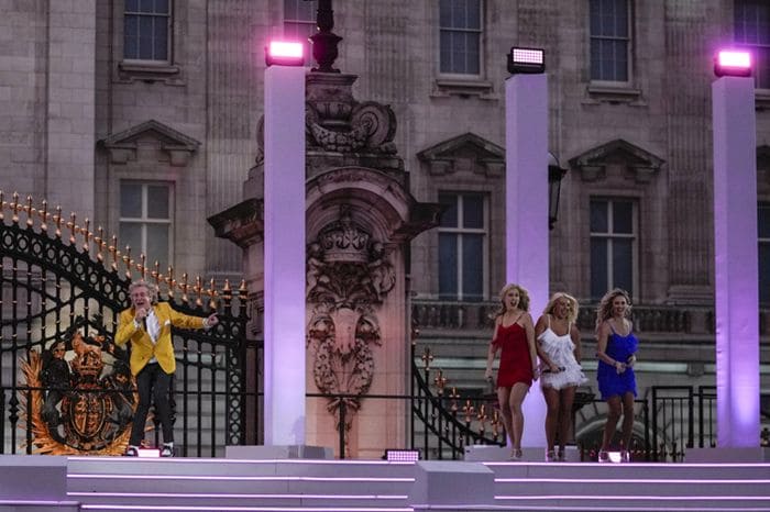 Los Windsor lo dan todo en la fiesta en homenaje a Isabel II