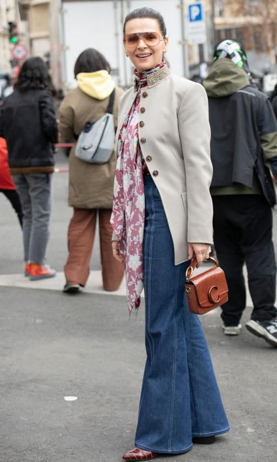 juliette binoche con jeans acampanados