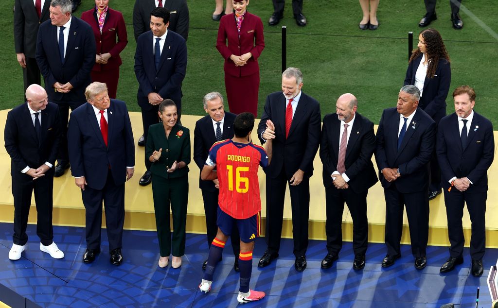 Felipe VI, junto a las autoridades, felicitando a la Selección