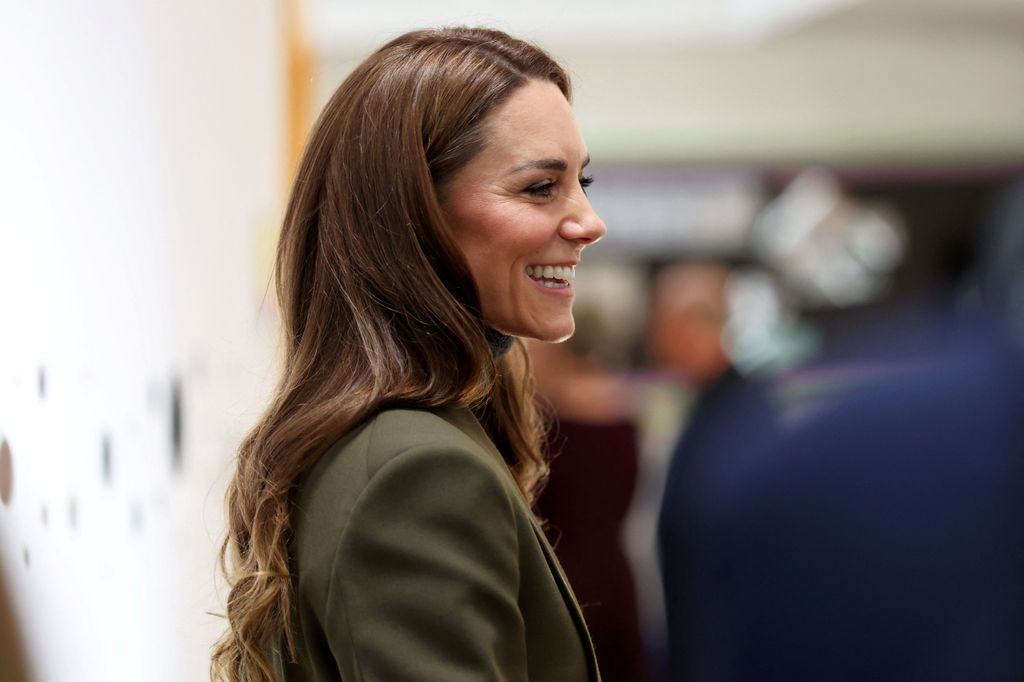 Kate Middleton durante su vistia a The Treehouse Children's hospice