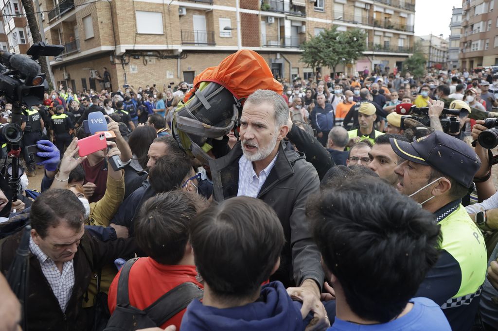 Plano general Rey Felipe VI entre la multitud en su visita a las zonas afectadas por la DANA