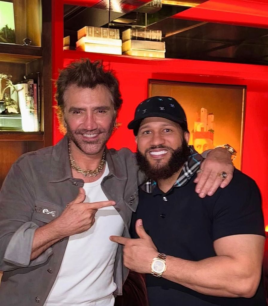 Alejandro Fernández con el cantante dominicano 'El Alfa'.