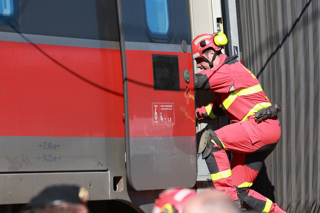 La intervención de la UME en Adamuz se coordina desde el Puesto de Mando Avanzado junto a Guardia Civil, Adif y los servicios de emergencia