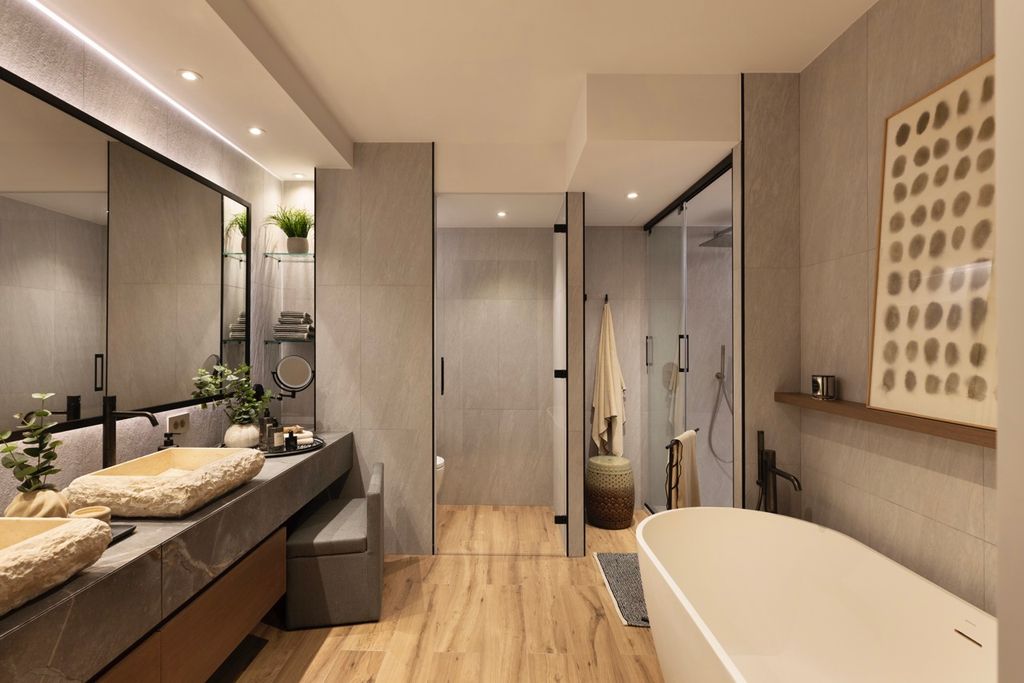 Baño con cabinas independientes para el inodoro y la ducha