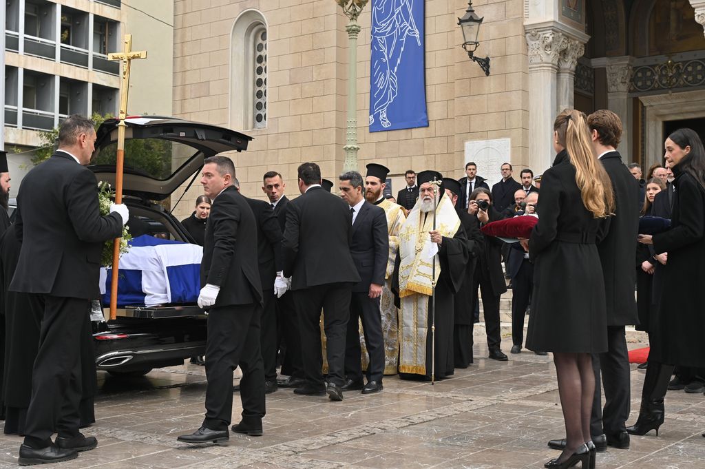 Terminada la ceremonia, los restos mortales de la princesa y todos los familiares se han trasladado a Tatoi, un lugar con fuerte carga simbólica para la familia real griega y española