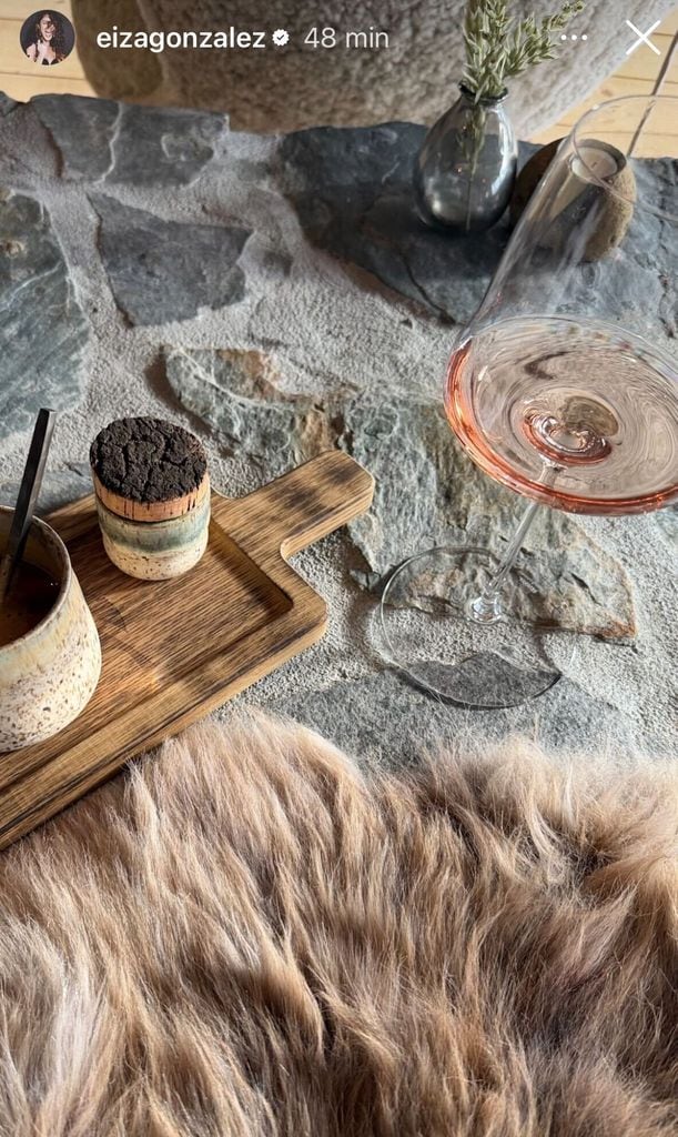 Eiza González comparte un poco del ambiente 'cozy' del que disfruta en sus vacaciones con su pareja.