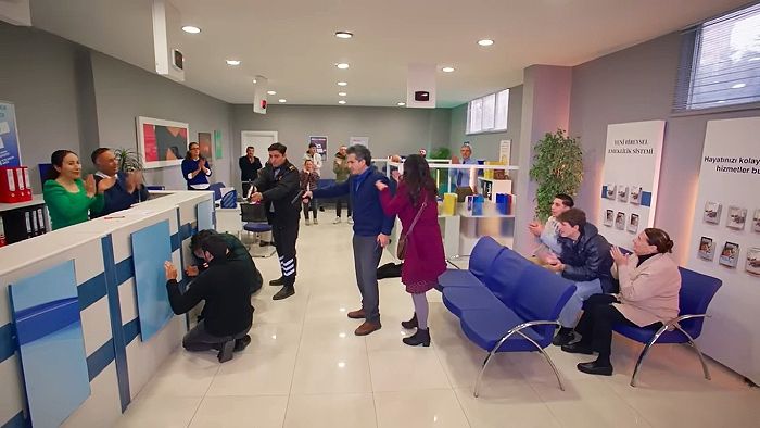Avance de 'Hermanos': Orhan se enfrenta a unos atracadores en el banco y se convierte en un héroe