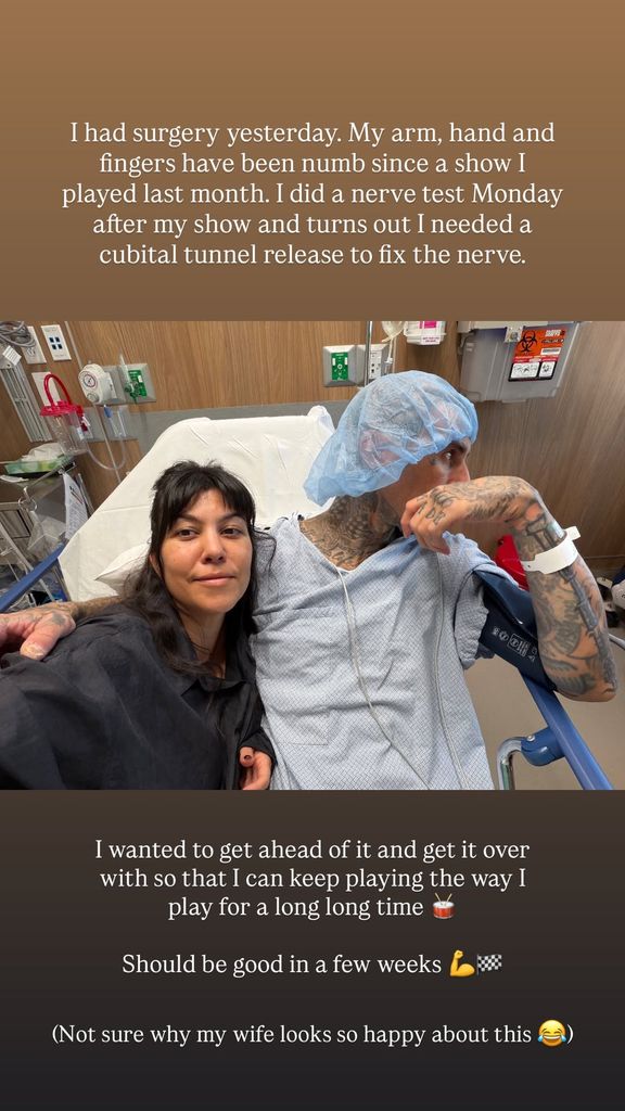 Travis Barker y su esposa Courtney Kardashian en el hospital donde fue operado el músico