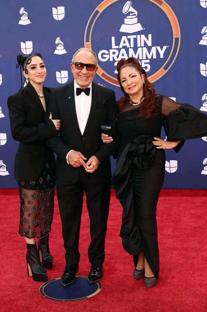Emily Estefan, Emilio Estefan y Gloria Estefan en la 26th de los Latin Grammy.