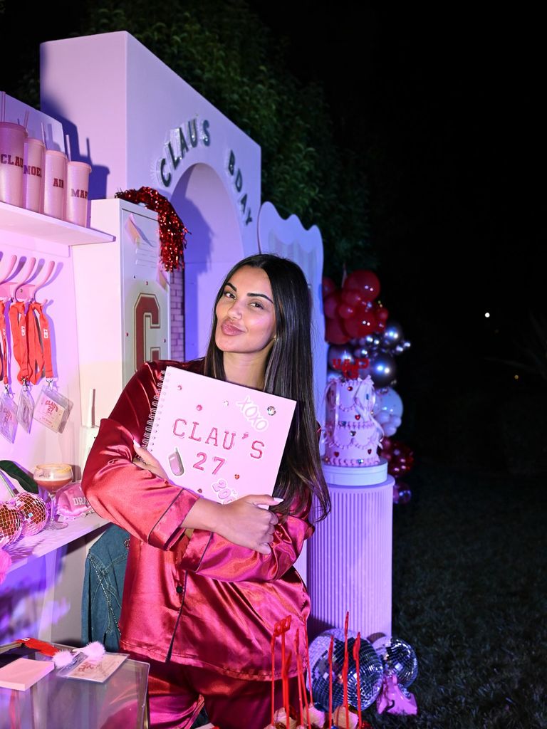 Claudia en su especial fiesta de los 27