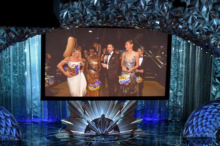 Jimmy Kimmel se fue con Guillermo del Toro, Margot Robbie, Gal Gadot y Lupita Nyong’o a un cine cercano para sorprender al público
